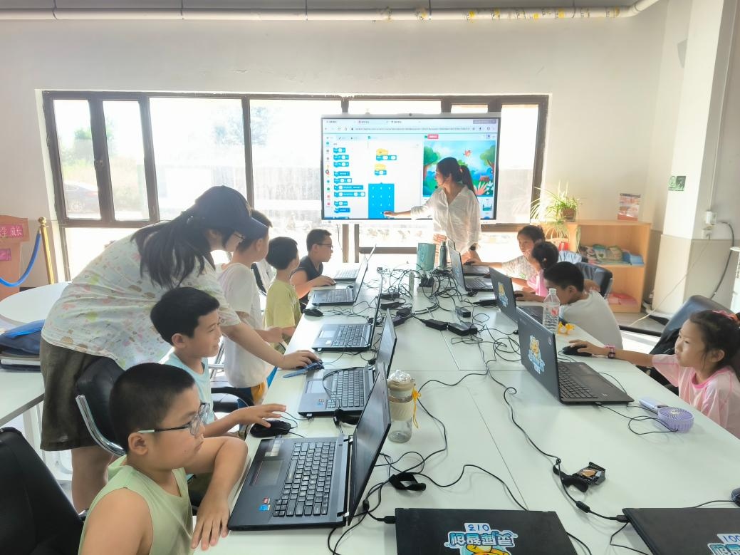 东湖街道文德社区青少年编程课点亮多彩假期(图1)