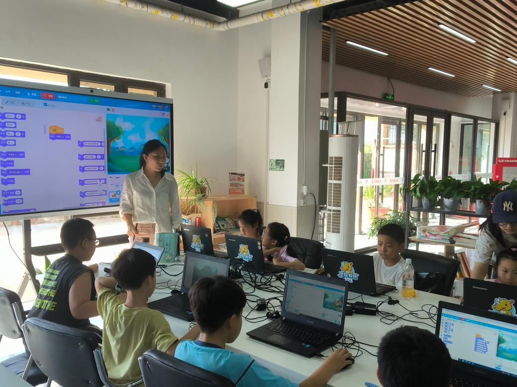 东湖街道文德社区青少年编程课点亮多彩假期(图2)