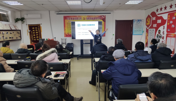 在水一方社区党委组织志愿者学急救知识提高自救互救能力