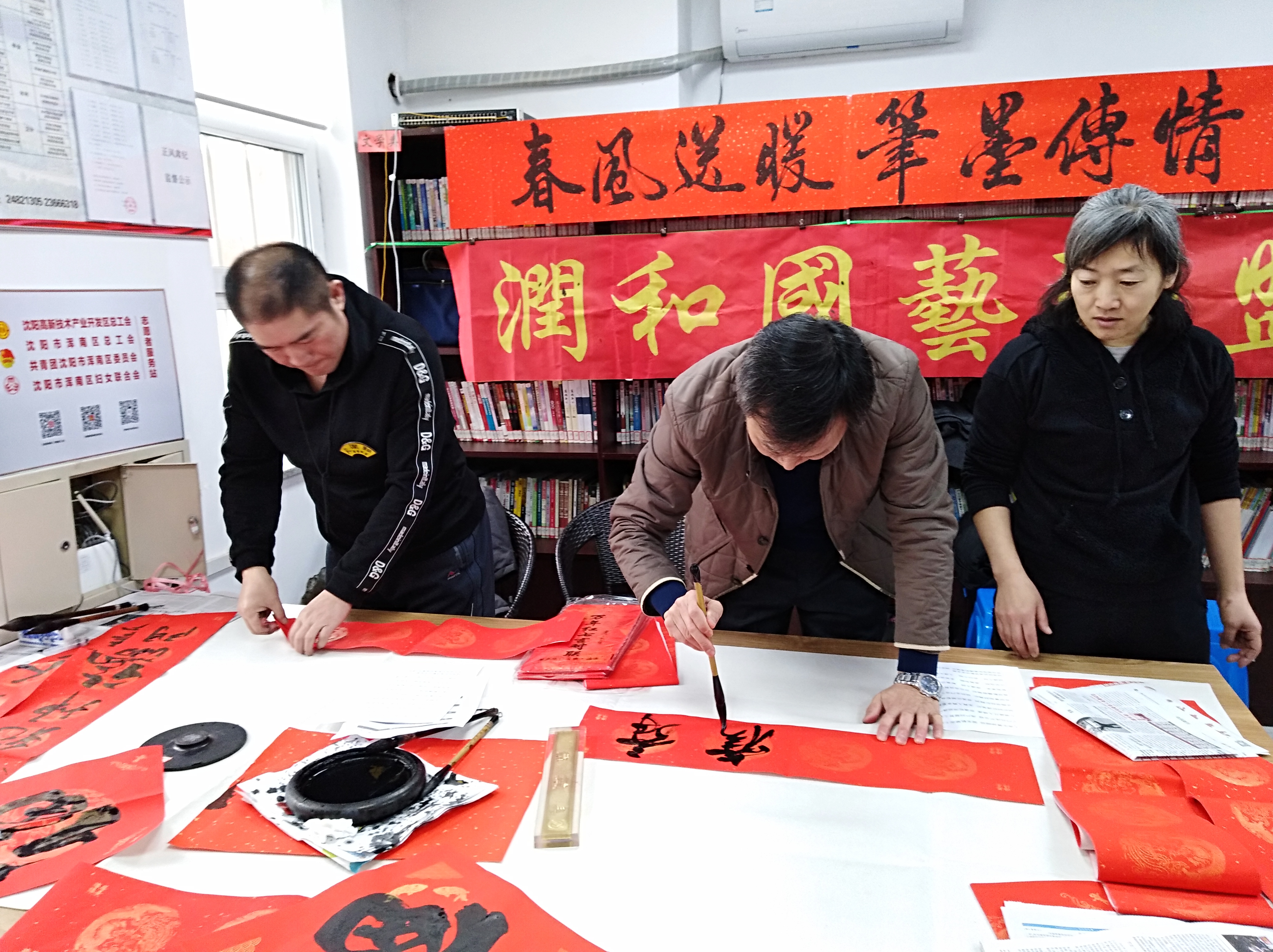 春风送暖 笔墨传情——优品天地社区党总支开展“迎新春 送春联”活动