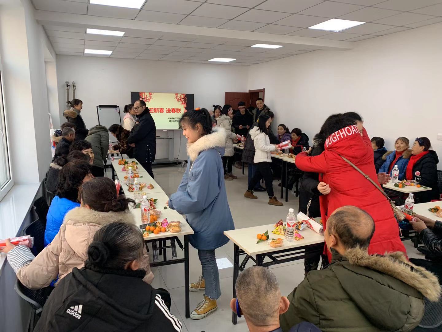 文澜苑社区举办“迎新春送春联”活动