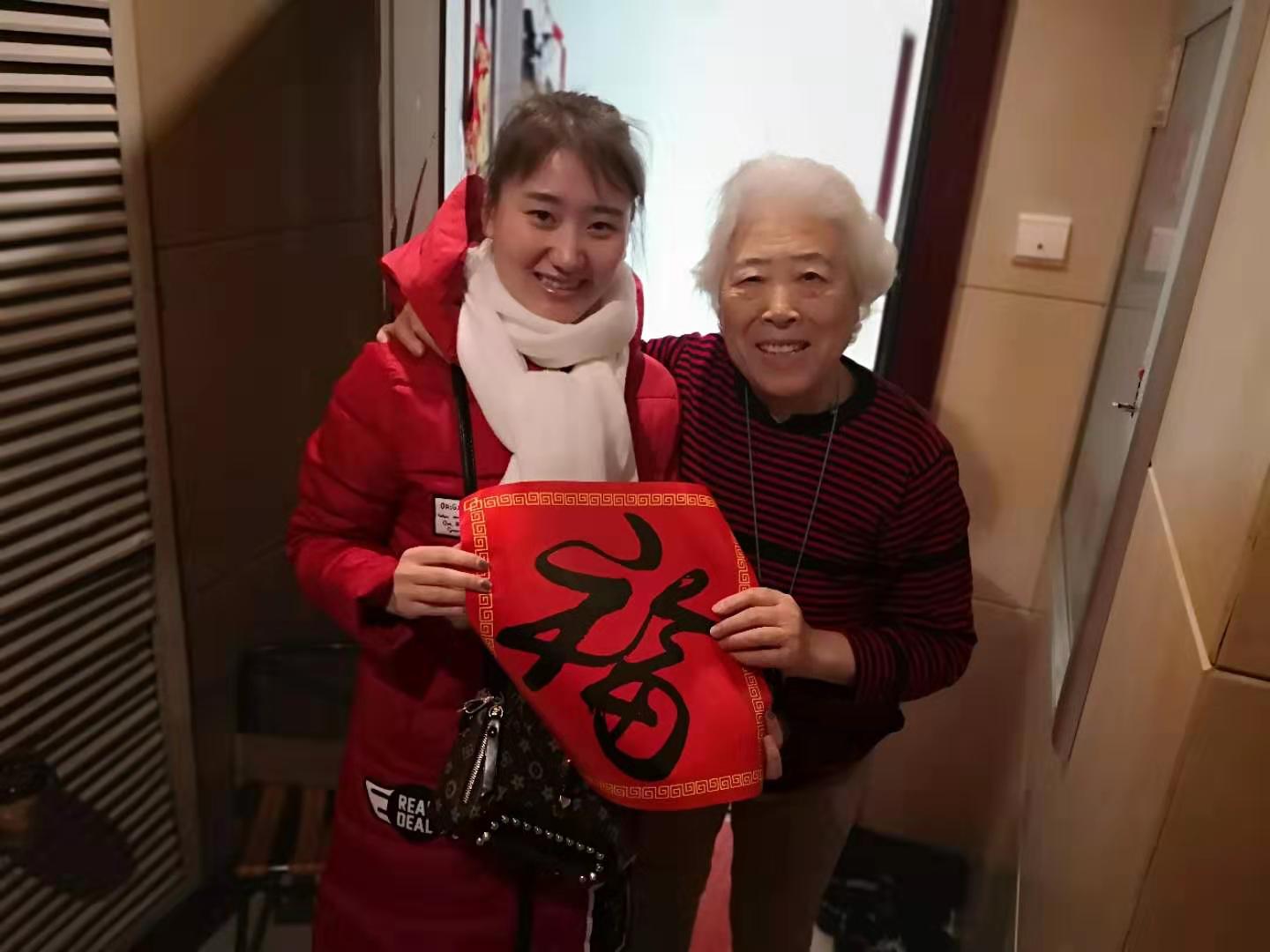 恒大江湾社区开展“新春送福”活动