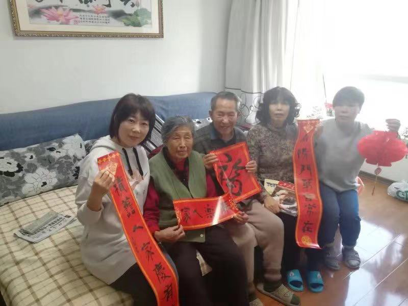 紫提东郡社区党支部开展“迎新春,送春联、送台历、挂灯笼”活动