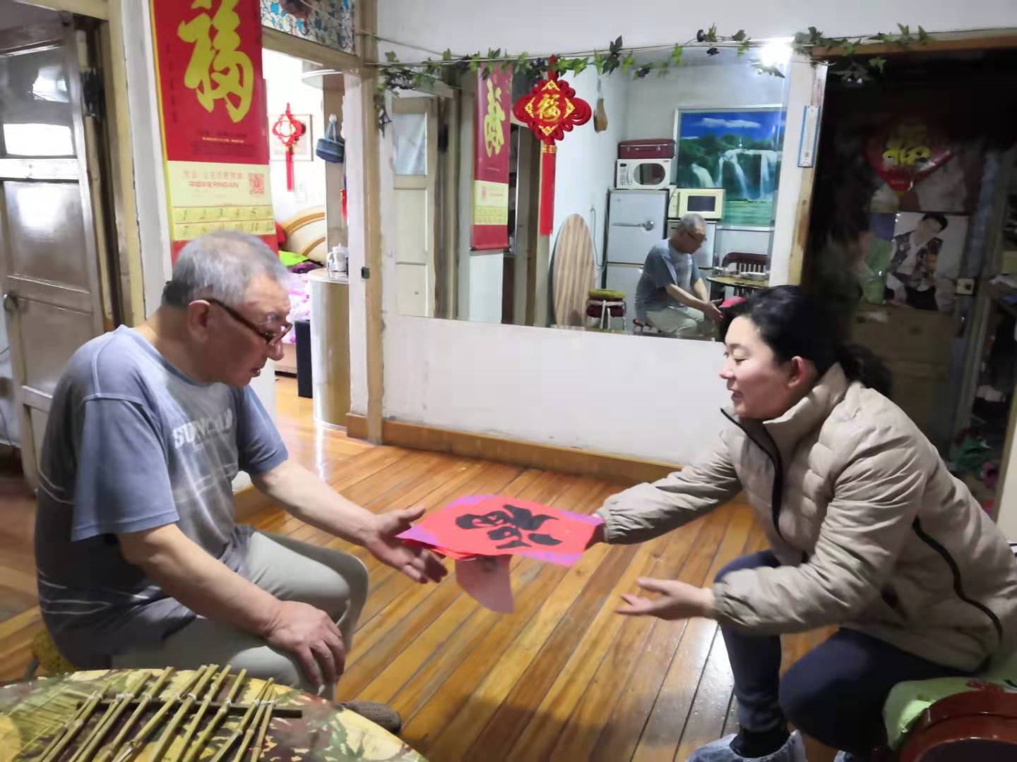 优品天地社区党总支开展“走访老党员 小年送春联”活动