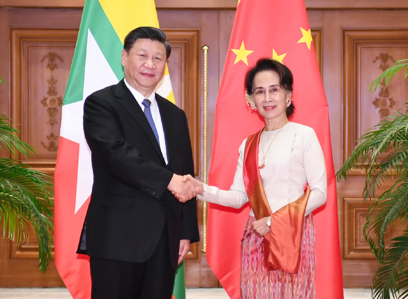 习近平同缅甸国务资政昂山素季会谈