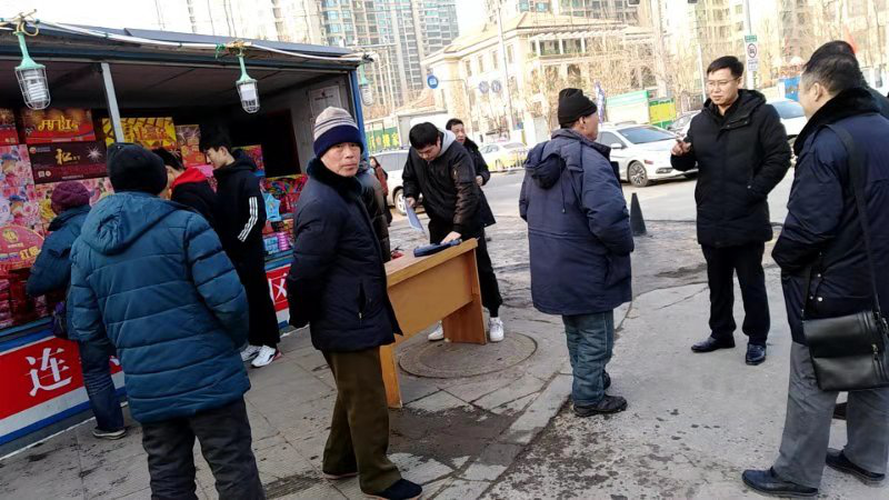 东湖街道恒大江湾社区开展烟花爆竹销售点安全检查行动