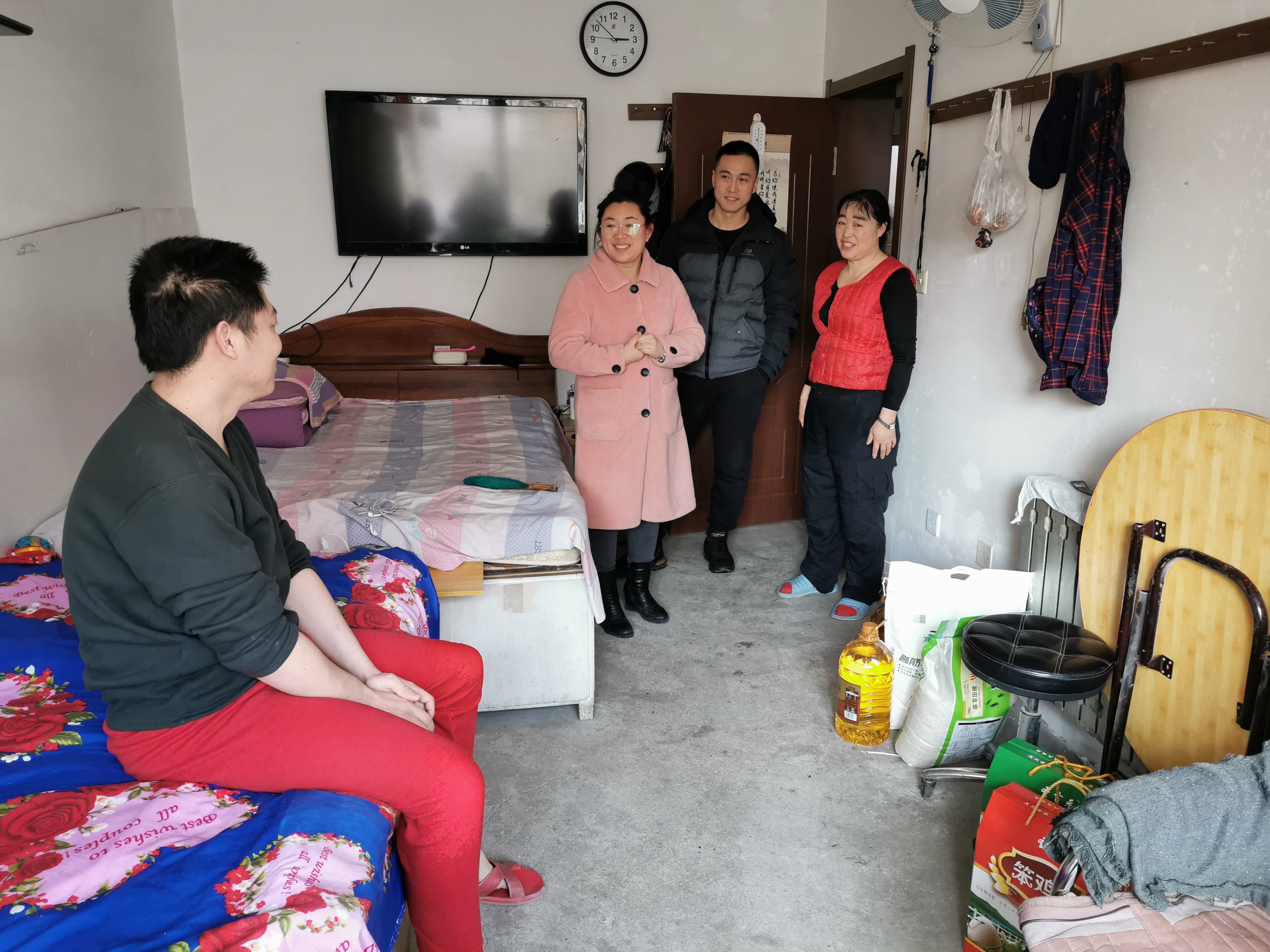 新春送温暖 祝福暖人心——优品天地社区党总支走访社区低保户