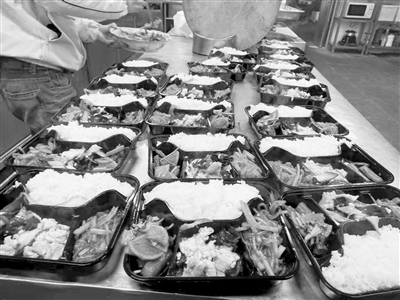 这家饭店不仅每天为社区工作者免费送餐 20多位服务员 还全都当上防疫志愿者