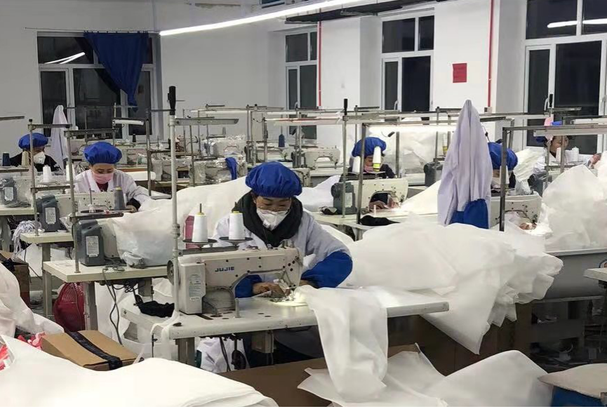 市区两级市场监管部门助力沈阳艾克服装转产隔离服