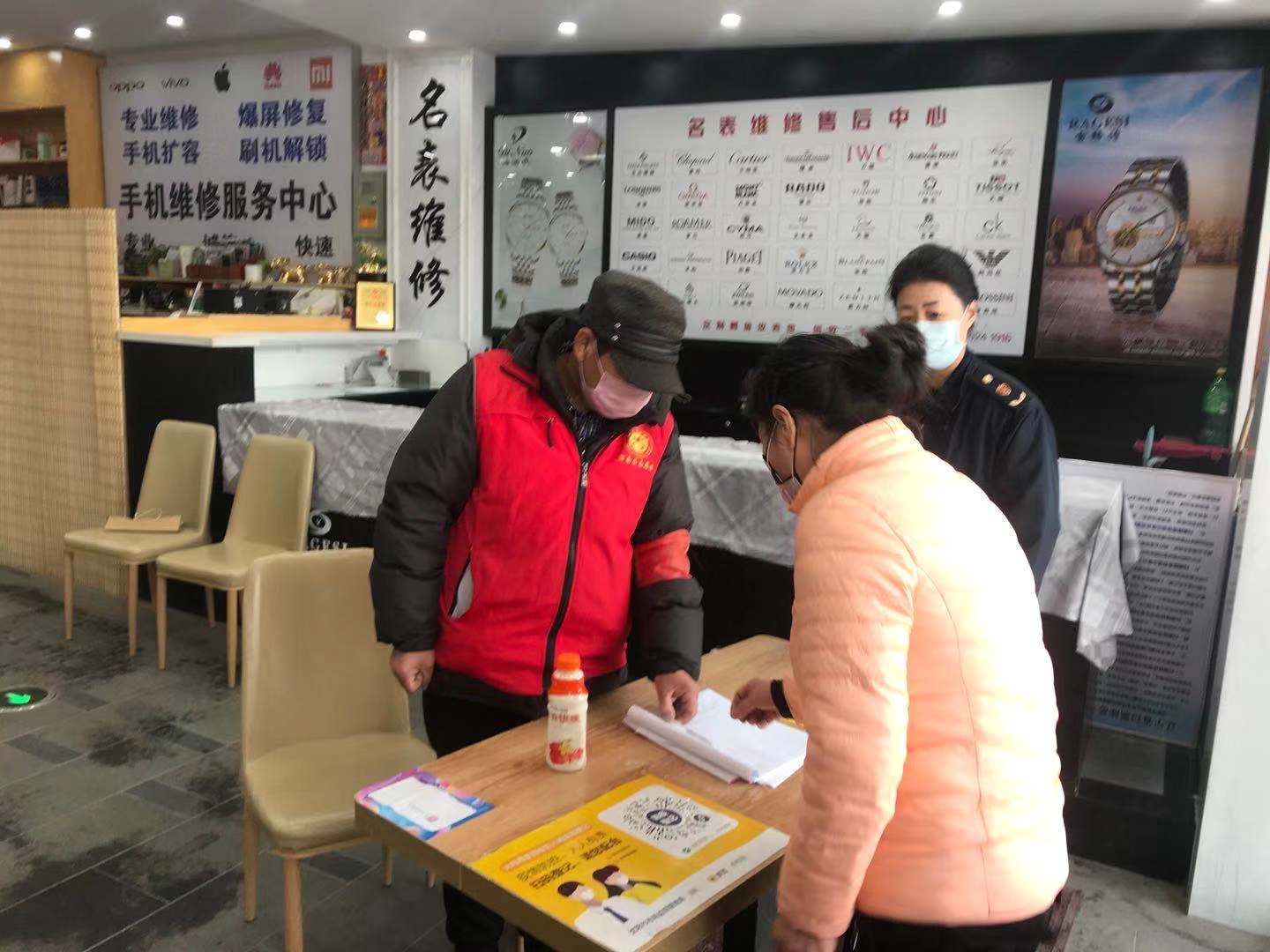 浑南区市场局派驻市场服务专员落实农贸市场扫码实名登记