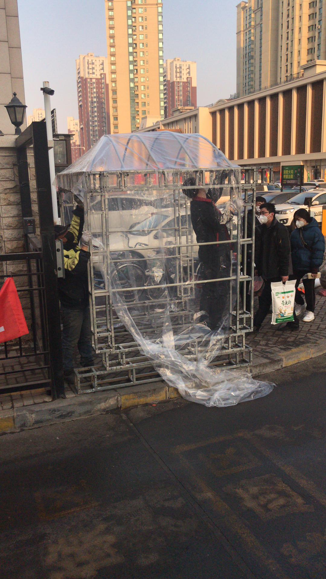 东湖街道恒大江湾小区实施通道式消毒 控制新型冠状病毒传染