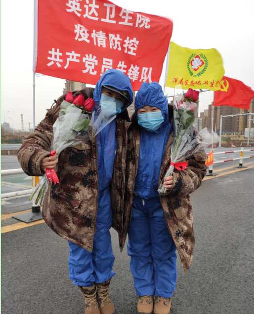 疫情无情人有情，战地玫瑰分外香