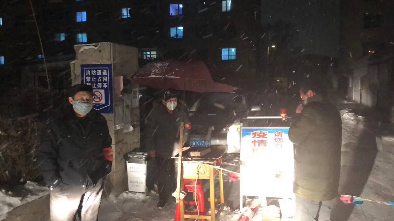 高坎街道全体党员干部风雪无阻坚守战“疫”一线
