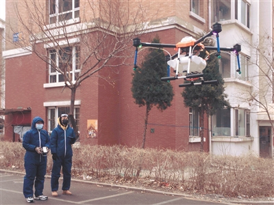 小区防疫开启立体模式 无人机进行无死角消杀