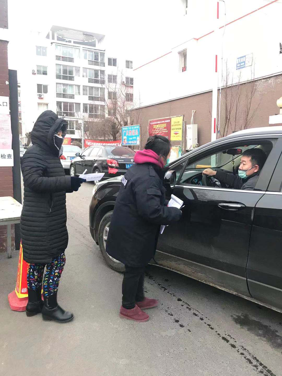 文澜苑社区志愿者义务奉献守门岗,群防群控保民生