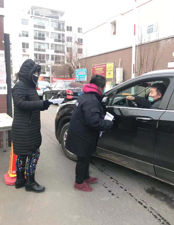 五三街道文澜苑社区志愿者:义务奉献守门岗 群防群控保民生
