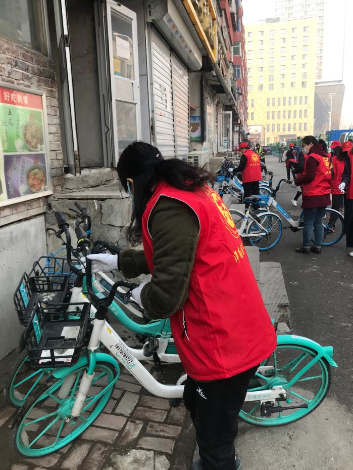 倡导文明生活 美化城市环境——美好社区“清洁沈阳、党员志愿者进社区”活动