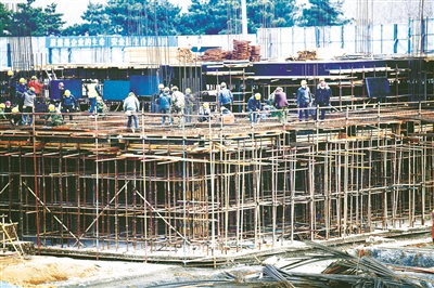 在化危为机中奋力实现双胜利