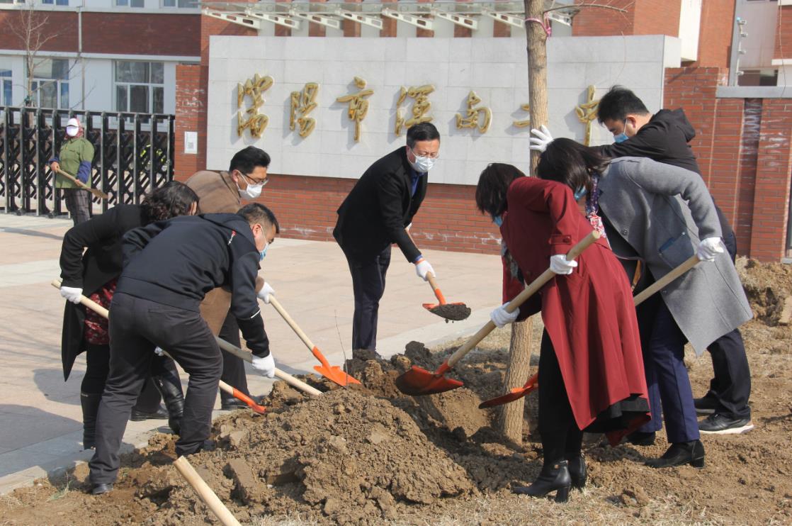 区教育局班子成员参加植树活动