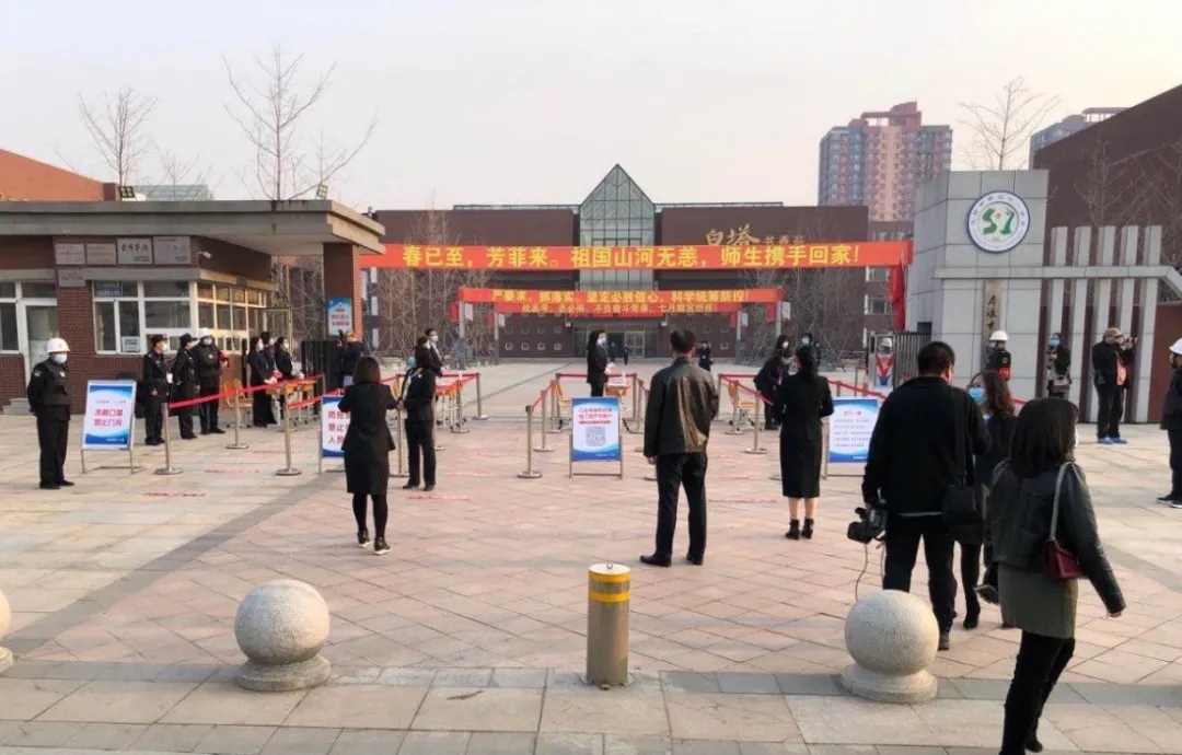 浑南警方“护学岗”为初三学生返校护航