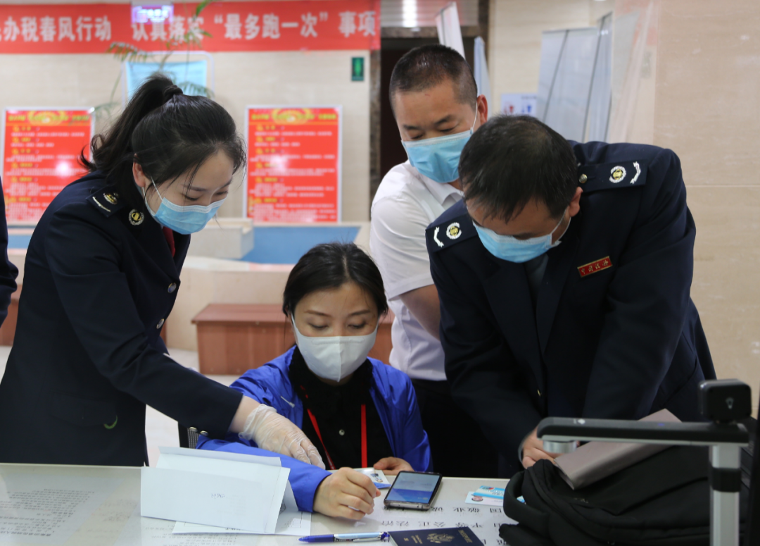 沈阳高新区税务局:爱心卡片传温情 优惠政策“码”上知