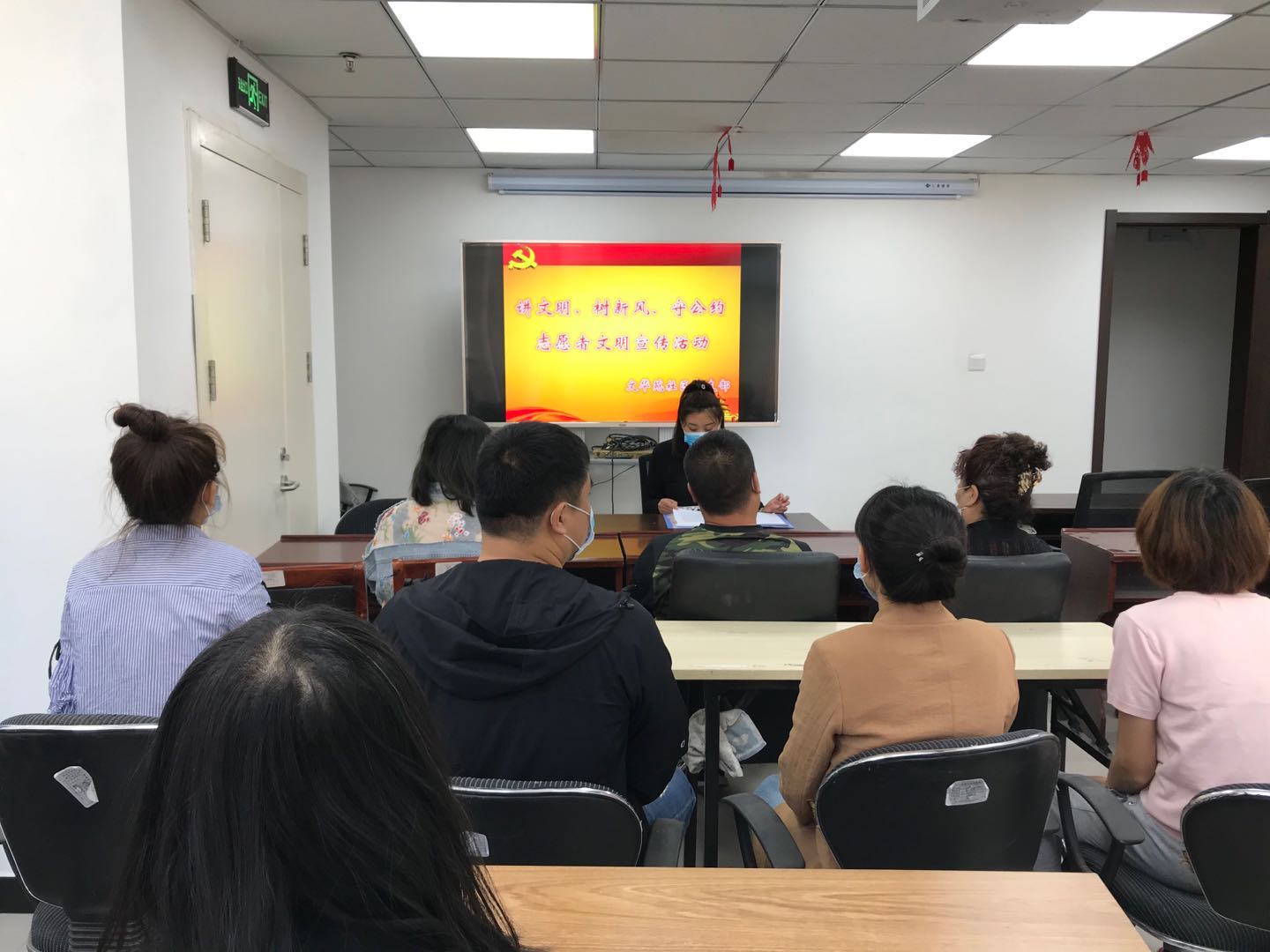 “讲文明·树新风·守公约”——五三街道文华苑社区开展志愿者市民公约教育...