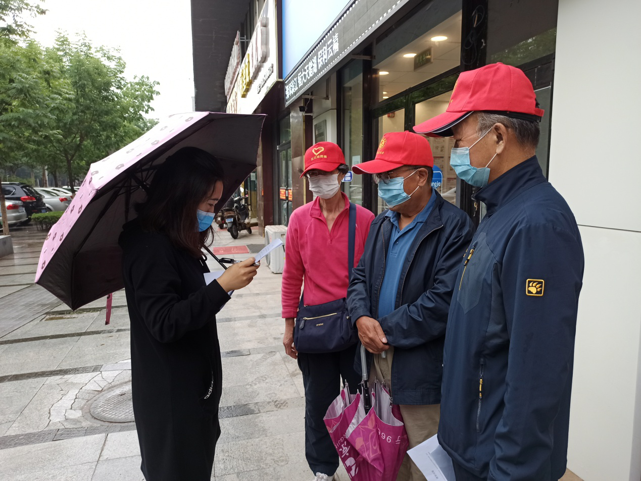 万科新里程社区开展创文明城巡访活动