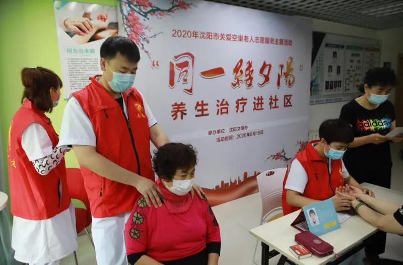 区工商联：开展关爱空巢老人志愿活动