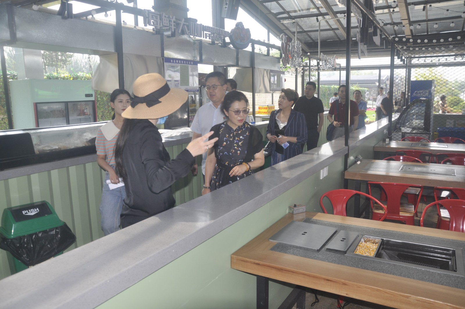 区政协委员视察我区夜经济工作