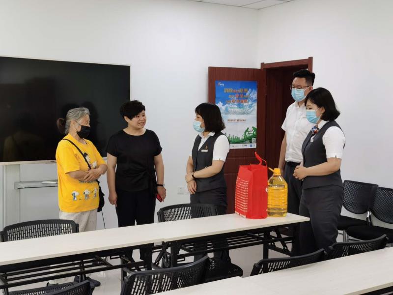 文澜苑社区党委开展“迎七一·送关怀”走访慰问老党员主题党日活动