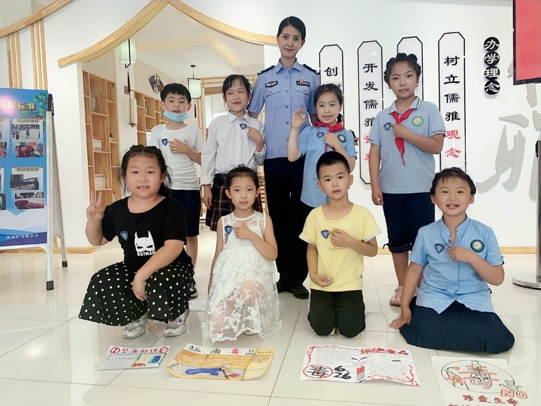 市公安局浑南分局：向学生颁发“禁毒少年”勋章