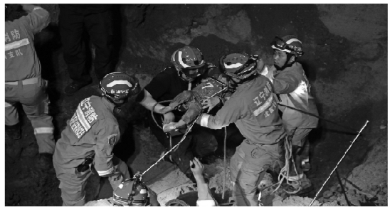 2岁男童跌落7米深井 消防3小时救出