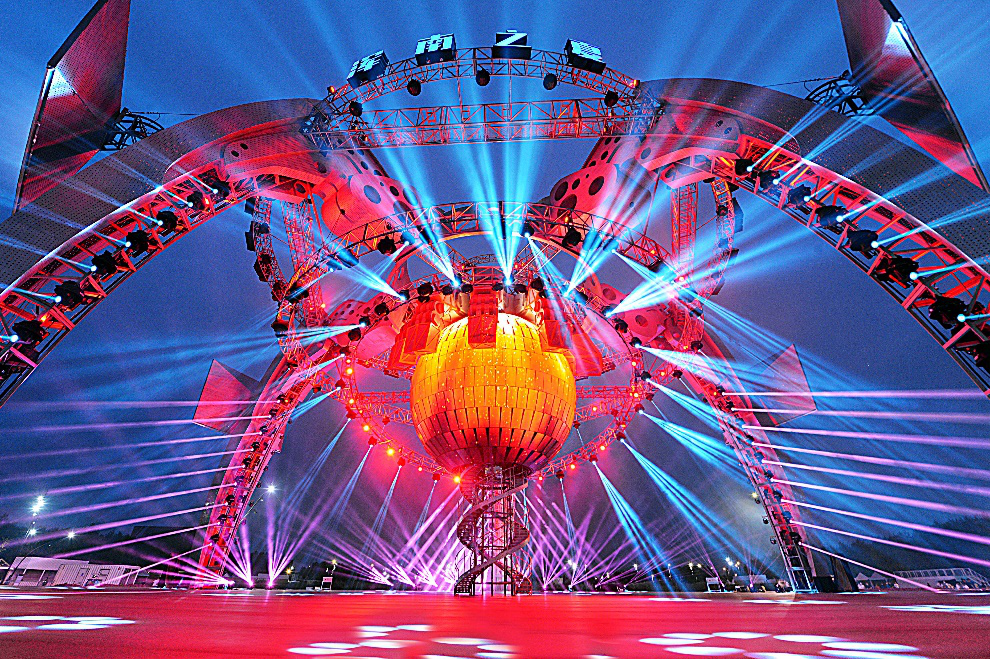 人机大战 精彩互动 《机器人与你在一起》新松专场晚会 中央公园夜市诚邀您...