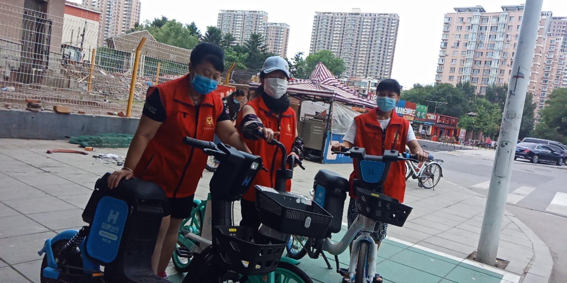 五三街道塞纳社区开展“清理整治共享单车,助力文明城市创建”志愿服务活动