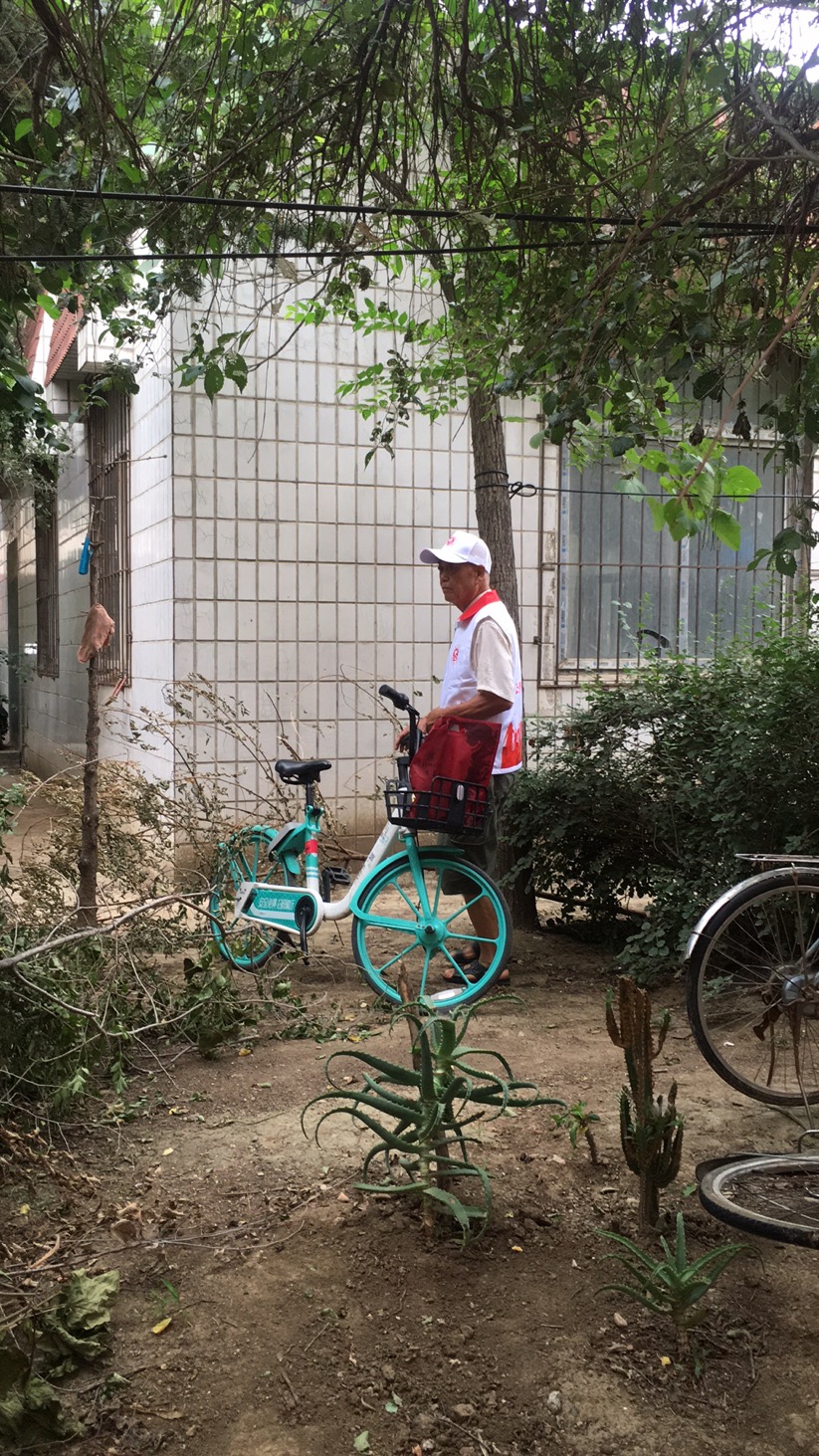 五三街道塞纳社区开展“清理整治共享单车,助力文明城市创建”志愿服务活动3.jpg