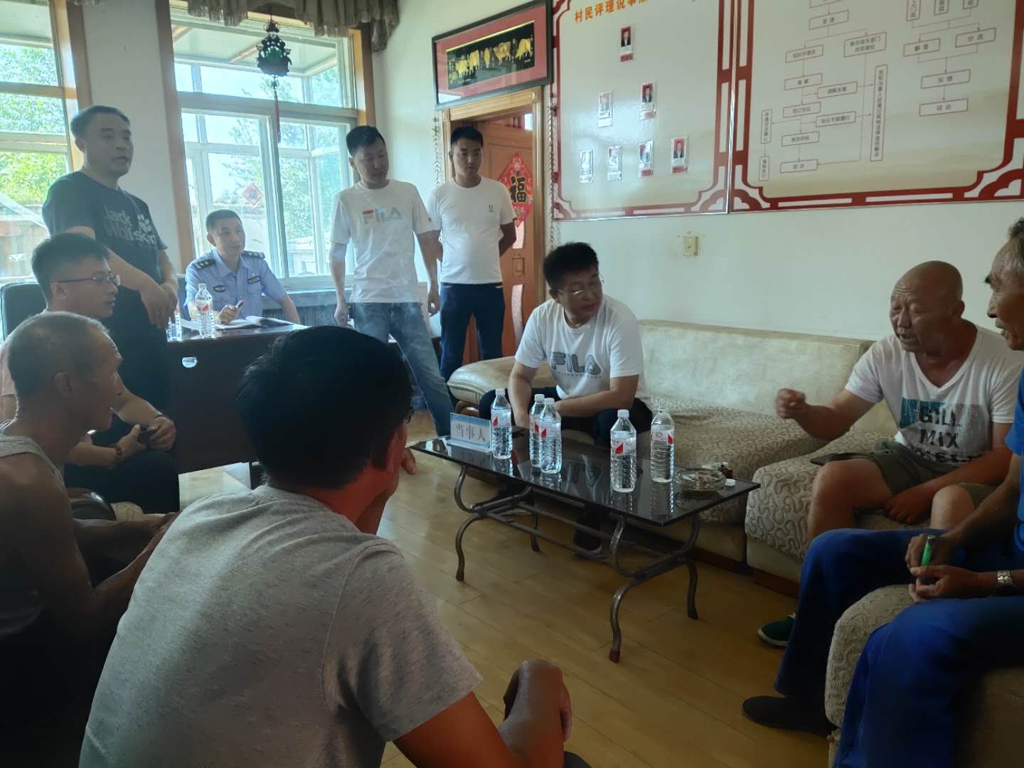 王滨街道办事处主任带队到社区评理说事点解决村民矛盾纠纷