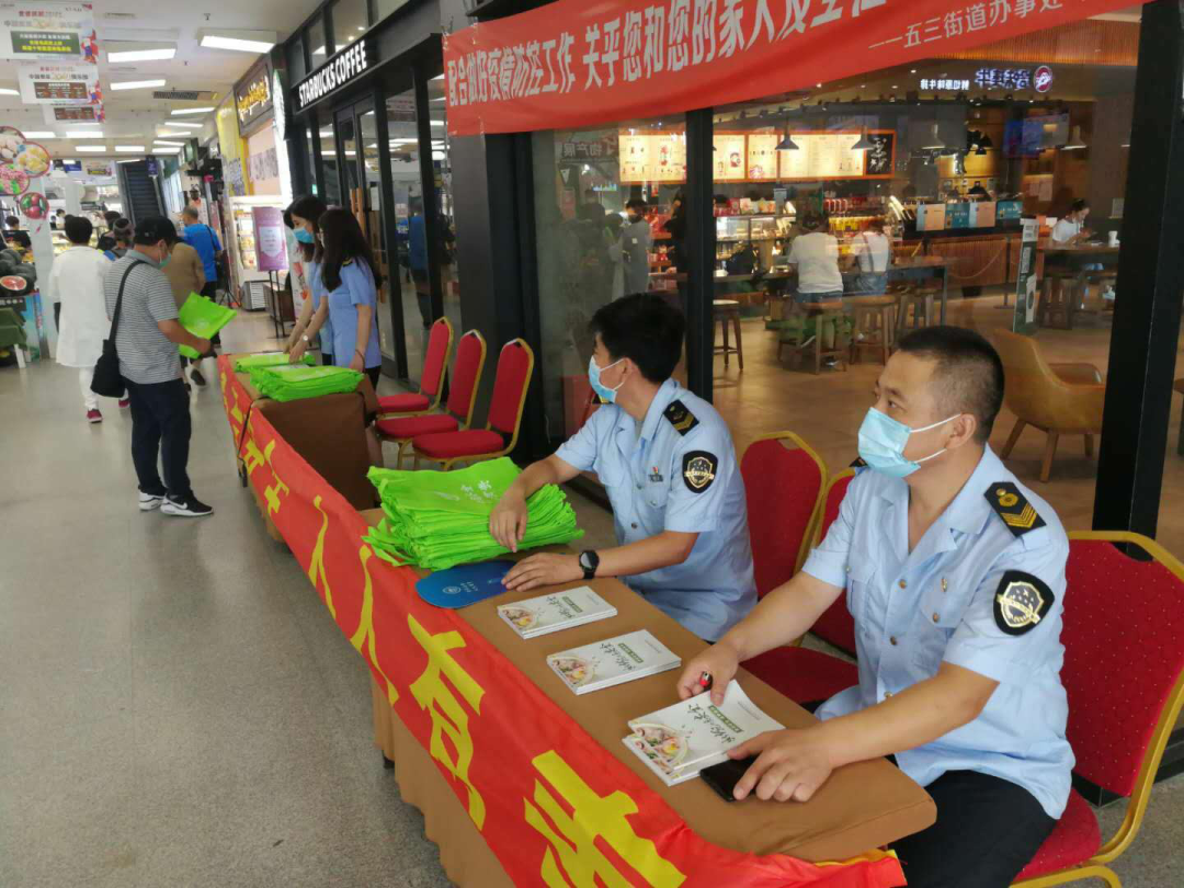 区食安办开展食品安全主题宣传活动