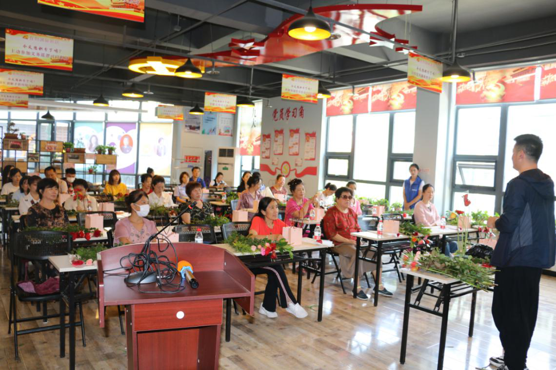 “浪漫七夕,花香四溢 妇女之家,社家情深” ——首创国际社区开展插花主题...