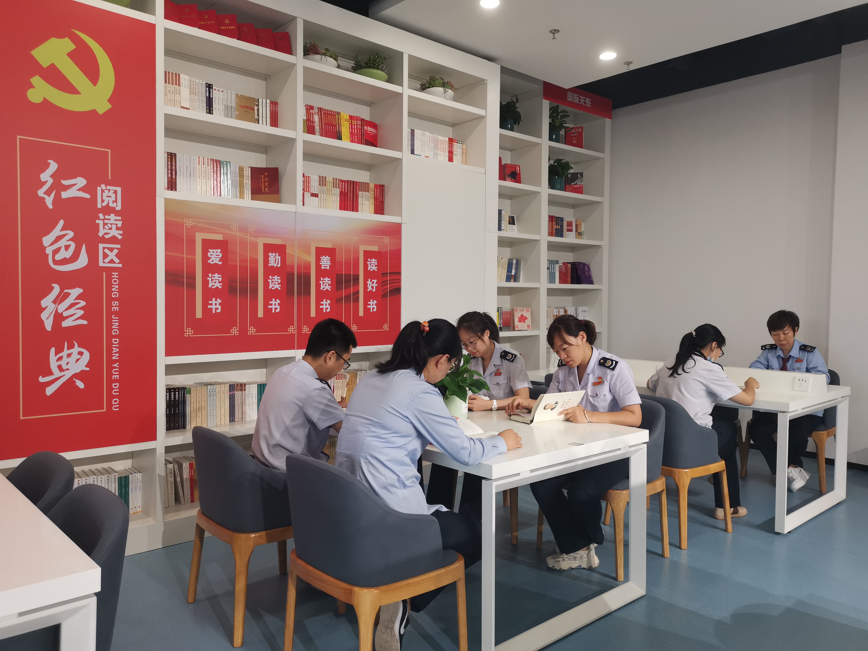 高新区税务局组织党员干部走进城市书房感受阅读之美