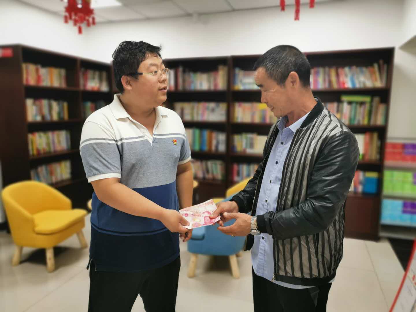 五三街道:悬赏打击小招贴 保安履职获奖励