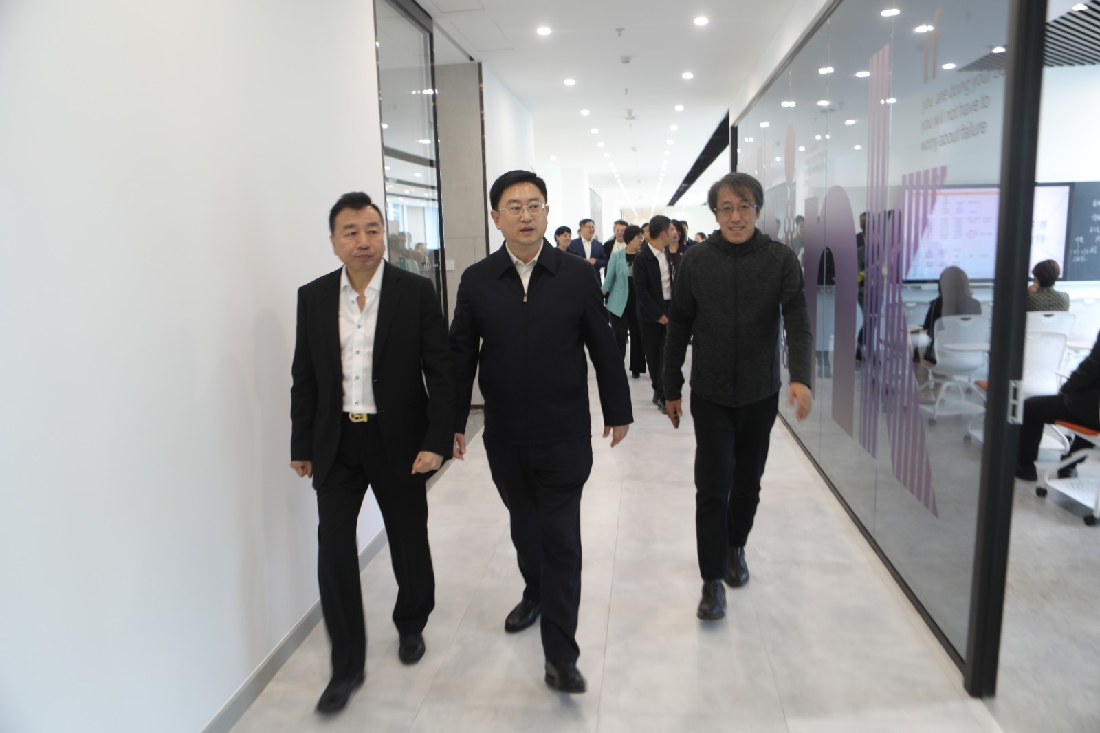 浑南区委书记单义到华狐(中国)集团公司调研