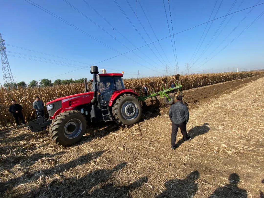 秸秆处置招标工作按期完成 李相街道率先开展深翻作业