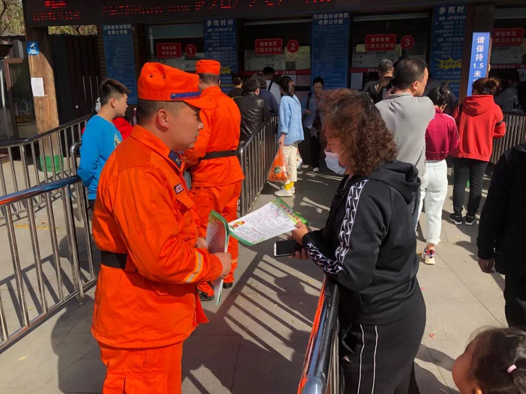 区森林消防二大队党员先锋队走社区、进企业开展森林防火宣传活动