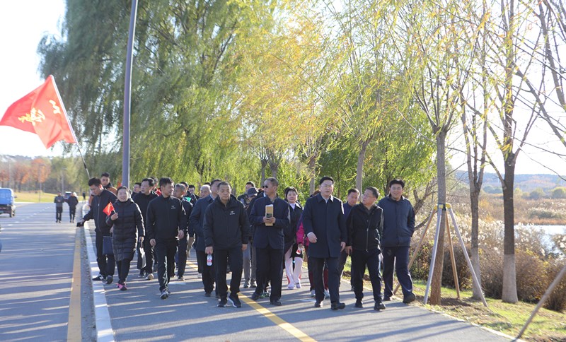 我区开展机关党员干部健步走活动