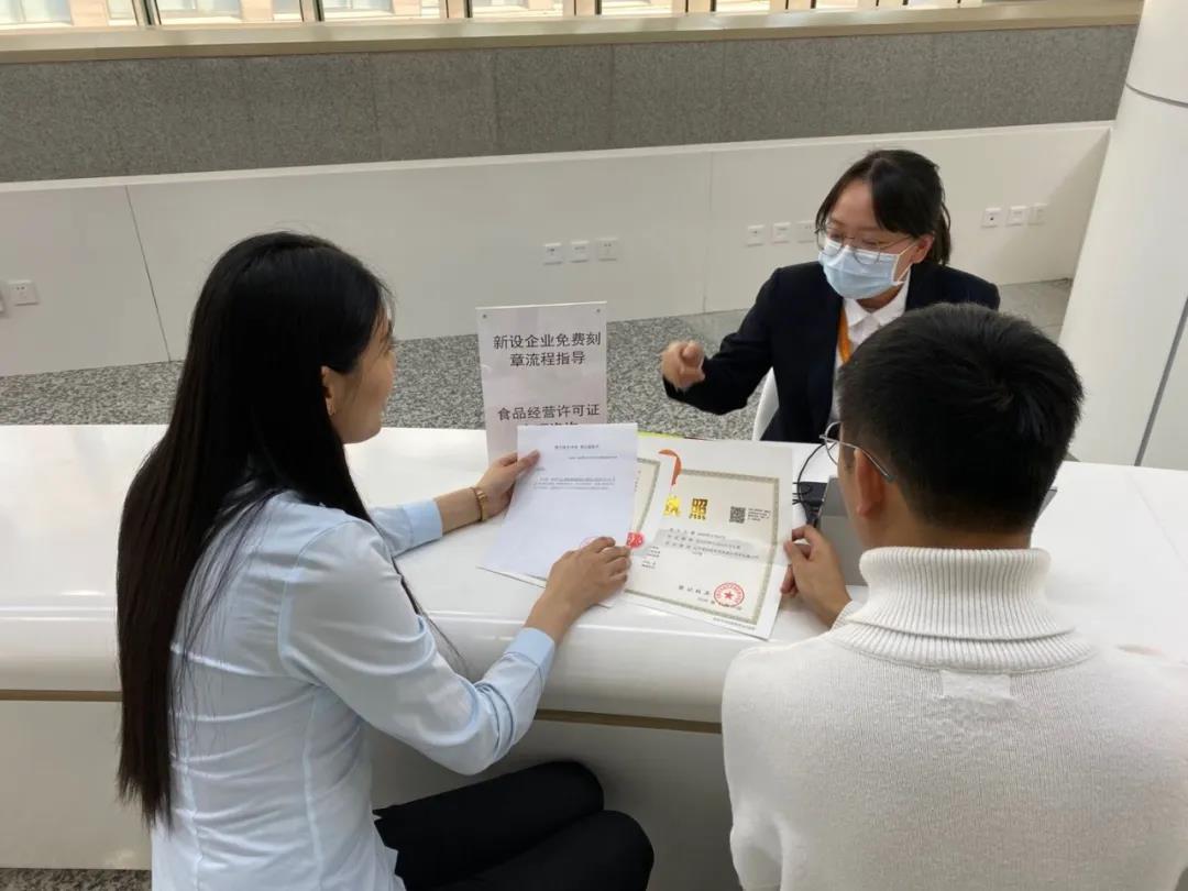 区营商局:免费刻章 助企业享受政策“红利”