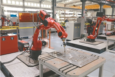 主业搞弧焊 业余“练书法” 新松新款机器人“火”了