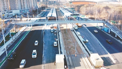 首批带电梯的过街天桥月底完工