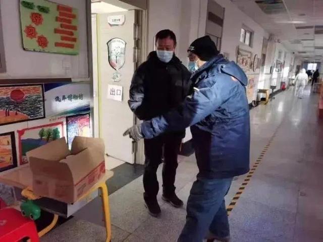 暖心！热心市民为寒冬中的执勤民警送上热豆浆