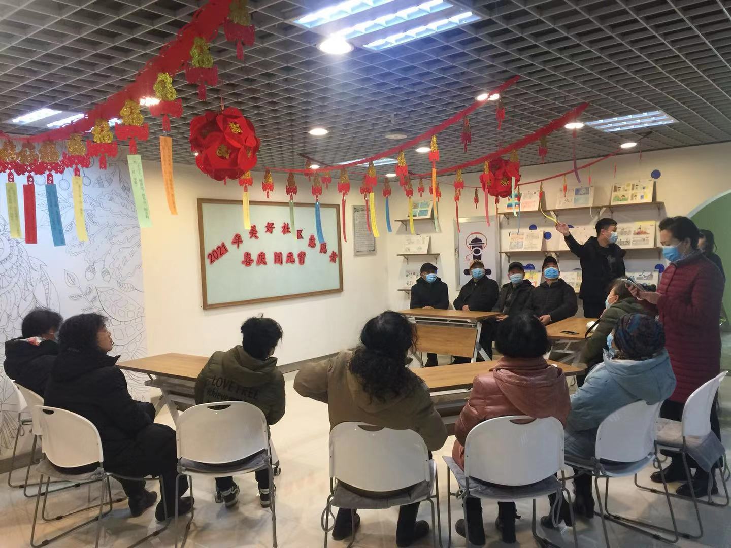 五三街道美好社区开展 “我们的节日·志愿者喜庆闹元宵”活动