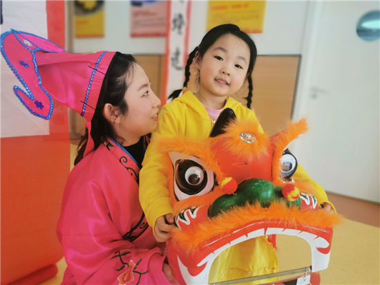 做汤圆、猜灯谜、舞狮子 幼儿园萌娃闹元宵